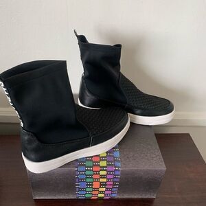 Bernie Mev. Lightweight leather neoprene Mid domino two fer sneaker size 6,5-7